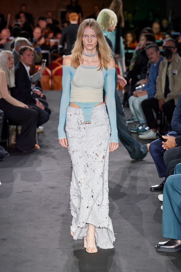 عرض أزياء MM6 Maison Margiela لربيع وصيف 2023 للمرأة التي تهوى المغامرة 