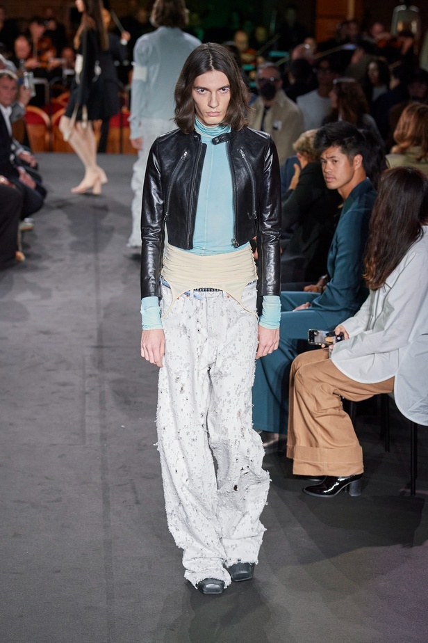 عرض أزياء MM6 Maison Margiela لربيع وصيف 2023 للمرأة التي تهوى المغامرة 