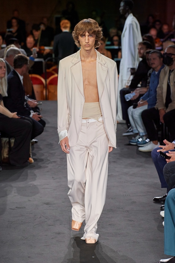 عرض أزياء MM6 Maison Margiela لربيع وصيف 2023 للمرأة التي تهوى المغامرة 