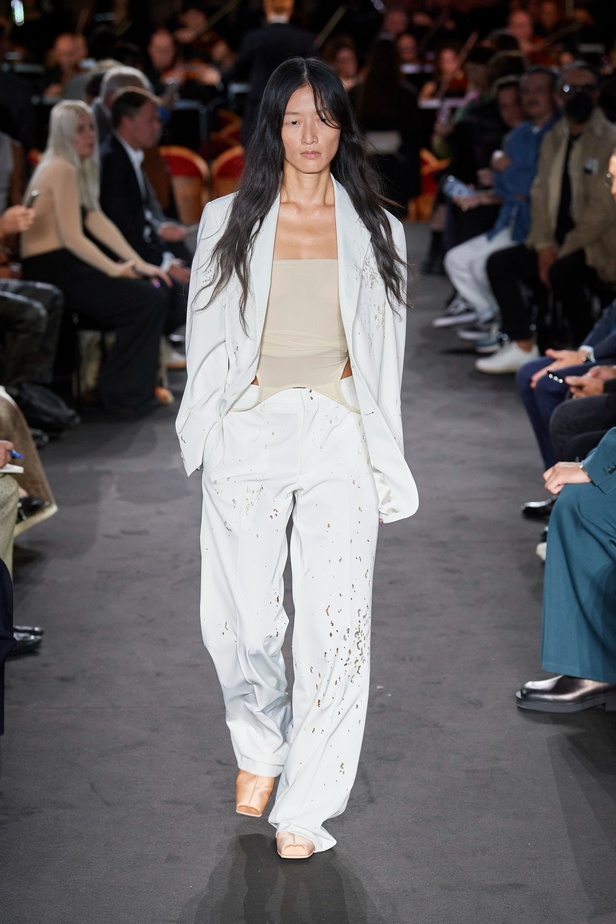 عرض أزياء MM6 Maison Margiela لربيع وصيف 2023 للمرأة التي تهوى المغامرة 