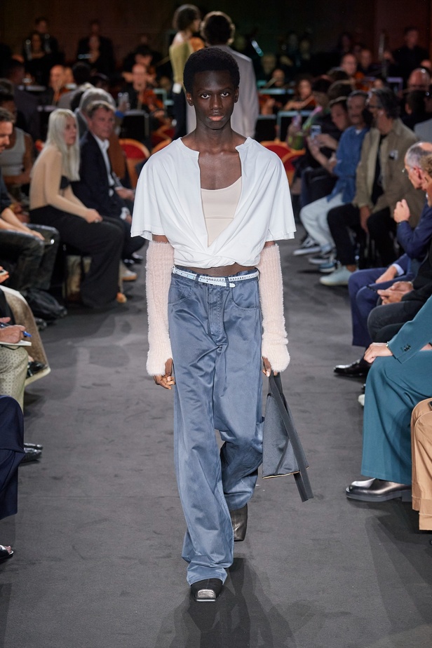 عرض أزياء MM6 Maison Margiela لربيع وصيف 2023 للمرأة التي تهوى المغامرة 