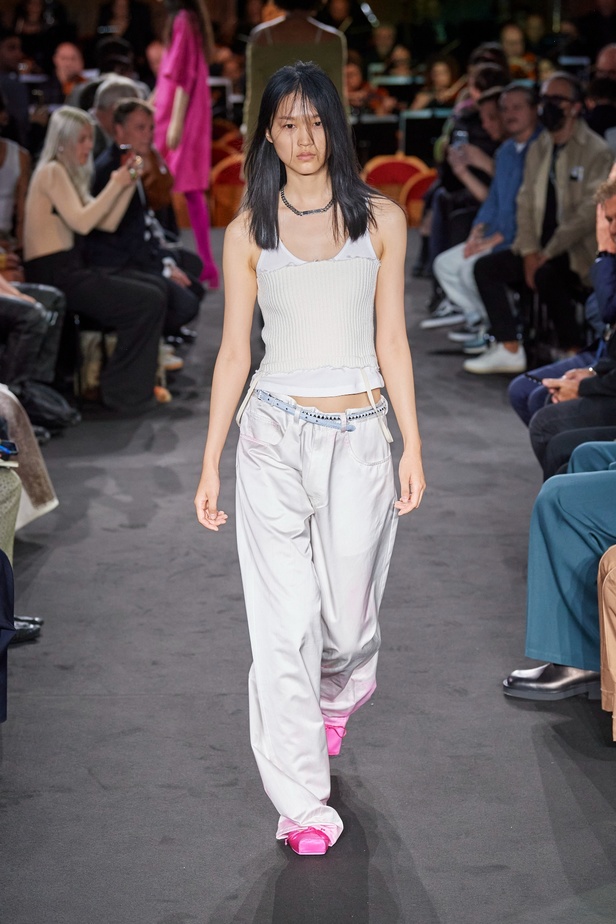 عرض أزياء MM6 Maison Margiela لربيع وصيف 2023 للمرأة التي تهوى المغامرة 