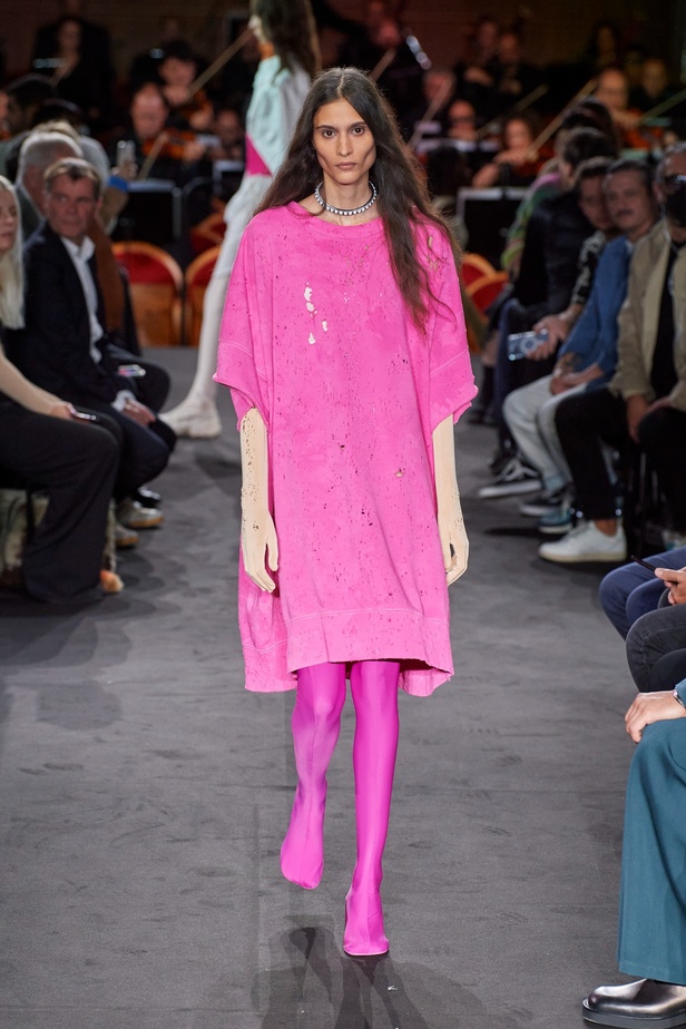 عرض أزياء MM6 Maison Margiela لربيع وصيف 2023 للمرأة التي تهوى المغامرة 