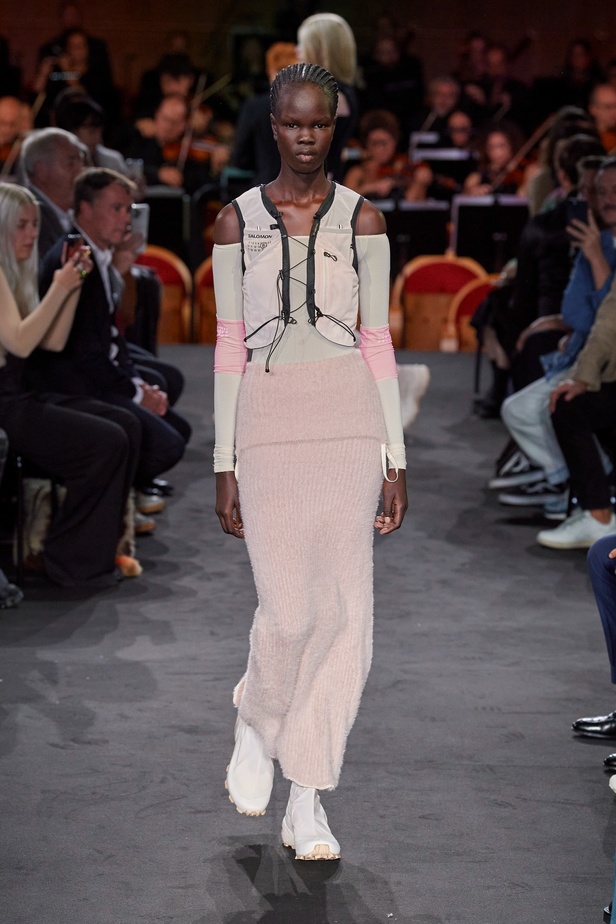 عرض أزياء MM6 Maison Margiela لربيع وصيف 2023 للمرأة التي تهوى المغامرة 