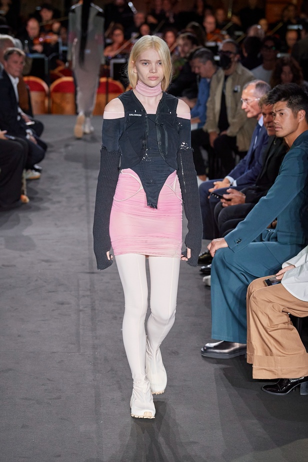 عرض أزياء MM6 Maison Margiela لربيع وصيف 2023 للمرأة التي تهوى المغامرة 