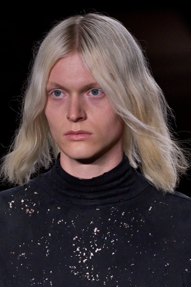 عرض أزياء MM6 Maison Margiela لربيع وصيف 2023 للمرأة التي تهوى المغامرة 