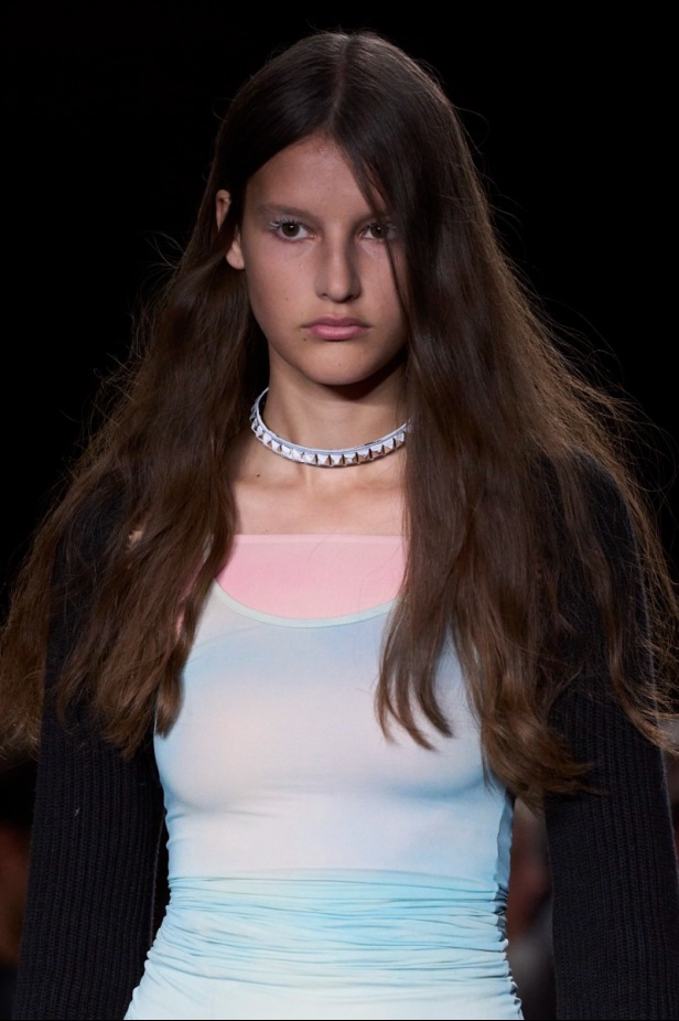 عرض أزياء MM6 Maison Margiela لربيع وصيف 2023 للمرأة التي تهوى المغامرة 