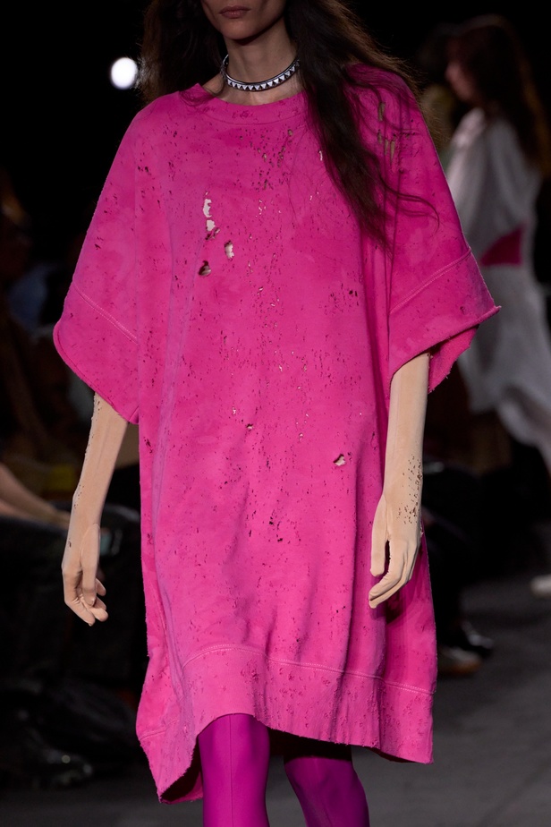 عرض أزياء MM6 Maison Margiela لربيع وصيف 2023 للمرأة التي تهوى المغامرة 