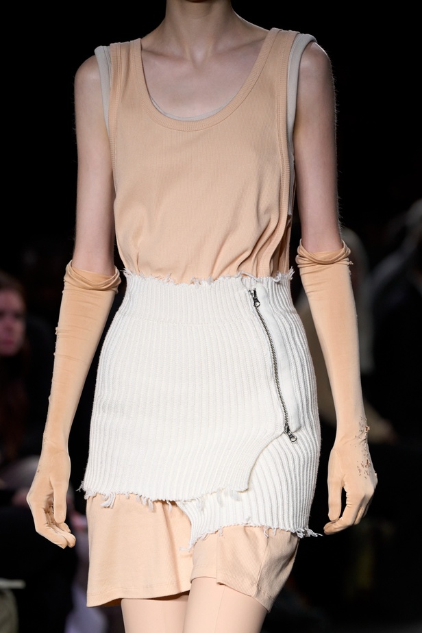 عرض أزياء MM6 Maison Margiela لربيع وصيف 2023 للمرأة التي تهوى المغامرة 