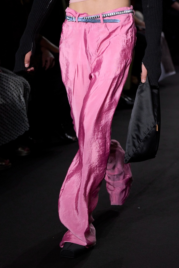 عرض أزياء MM6 Maison Margiela لربيع وصيف 2023 للمرأة التي تهوى المغامرة 