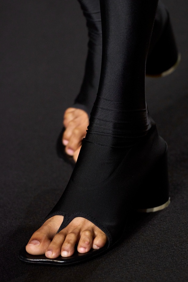 عرض أزياء MM6 Maison Margiela لربيع وصيف 2023 للمرأة التي تهوى المغامرة 