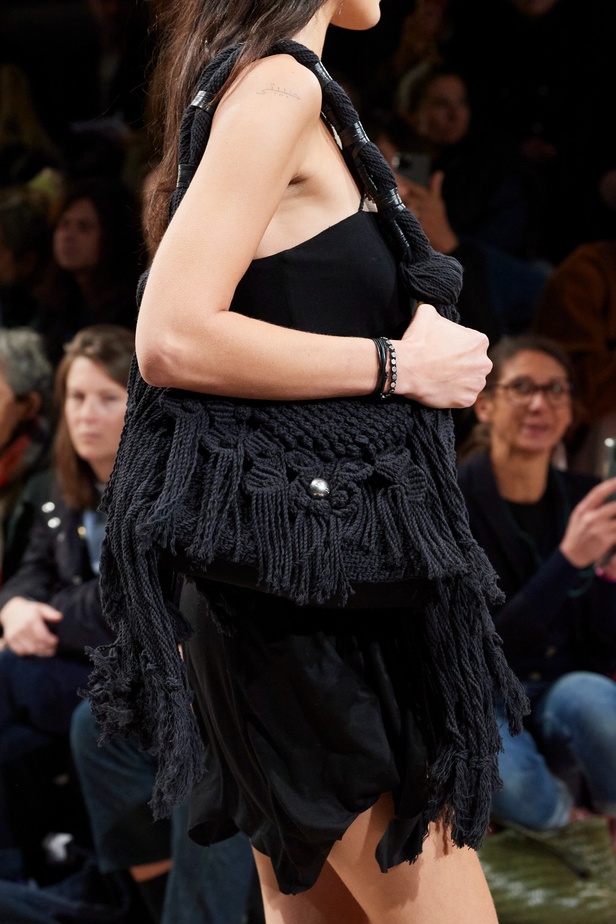 مجموعة Isabel Marant لربيع 2023 تبعث الدفء في أجواء باريس الباردة