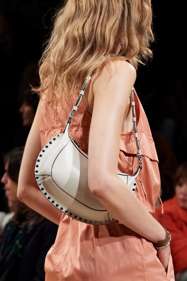 مجموعة Isabel Marant لربيع 2023 تبعث الدفء في أجواء باريس الباردة