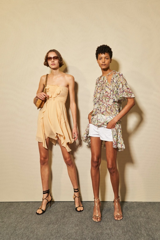 مجموعة Isabel Marant لربيع 2023 تبعث الدفء في أجواء باريس الباردة