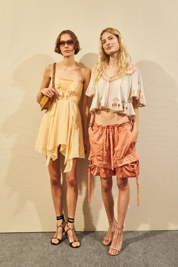 مجموعة Isabel Marant لربيع 2023 تبعث الدفء في أجواء باريس الباردة