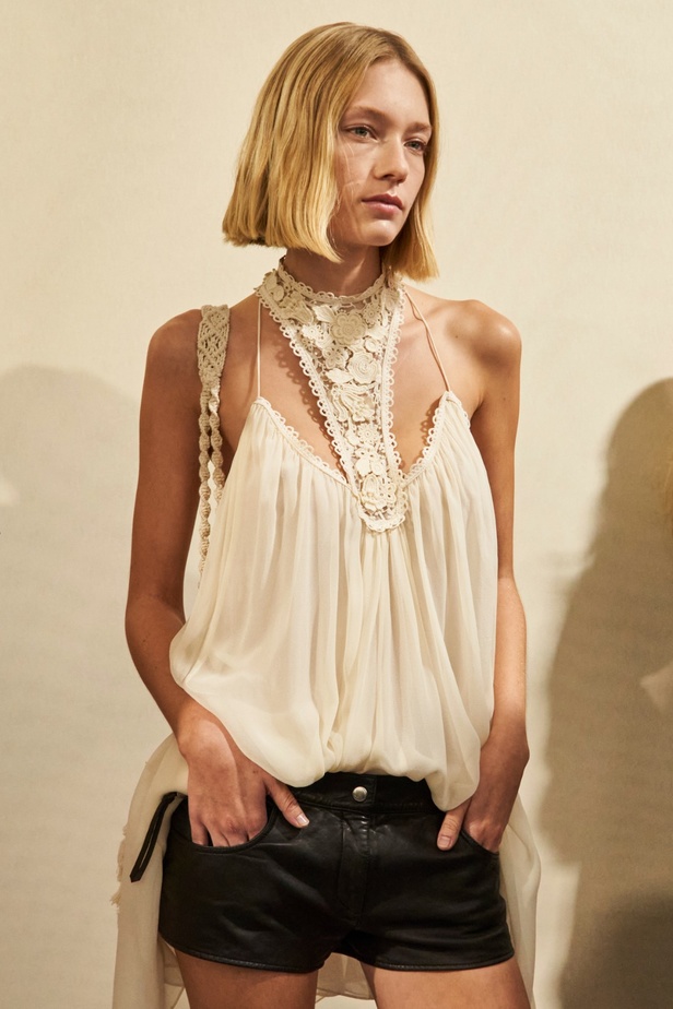 مجموعة Isabel Marant لربيع 2023 تبعث الدفء في أجواء باريس الباردة