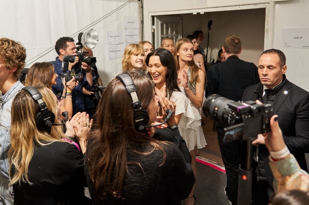 مجموعة Isabel Marant لربيع 2023 تبعث الدفء في أجواء باريس الباردة