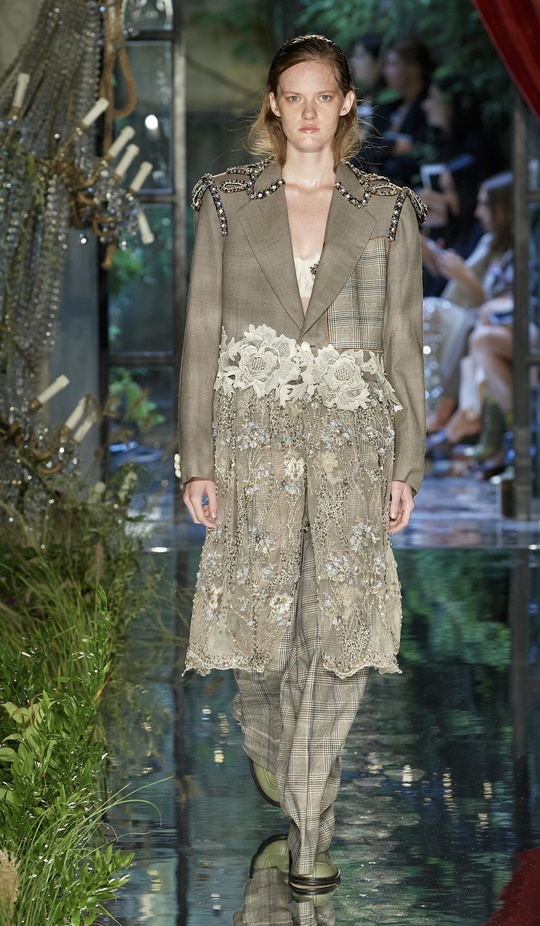 مجموعة Antonio Marras لربيع وصيف 2023.. جرأة النقشات وبريق الأقمشة