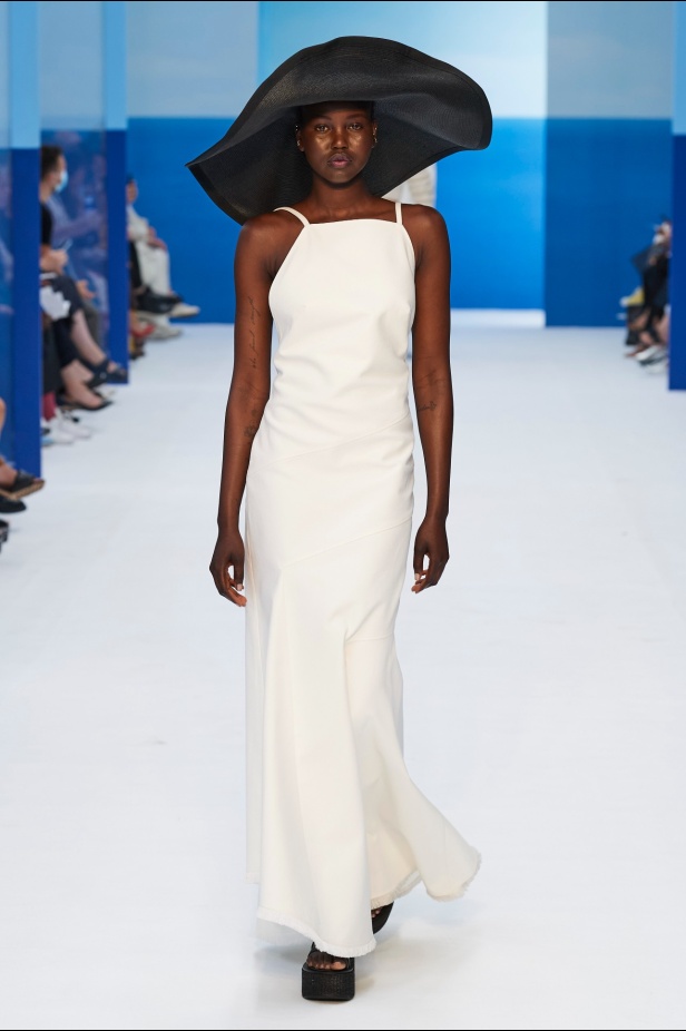 مجموعة Max Mara لموسم ربيع وصيف 2023  تستعرض مفهومي الأنوثة الجديدة والشجاعة