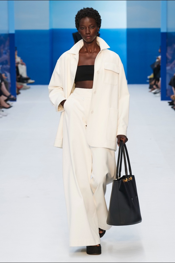 مجموعة Max Mara لموسم ربيع وصيف 2023  تستعرض مفهومي الأنوثة الجديدة والشجاعة