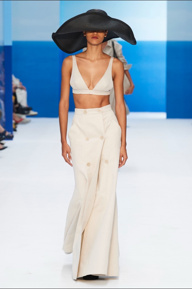 مجموعة Max Mara لموسم ربيع وصيف 2023  تستعرض مفهومي الأنوثة الجديدة والشجاعة