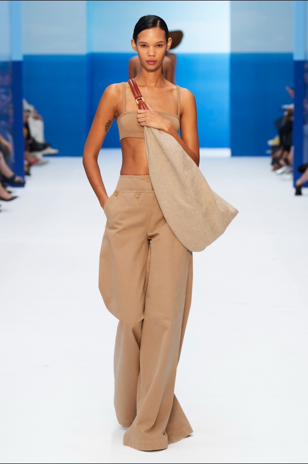 مجموعة Max Mara لموسم ربيع وصيف 2023  تستعرض مفهومي الأنوثة الجديدة والشجاعة