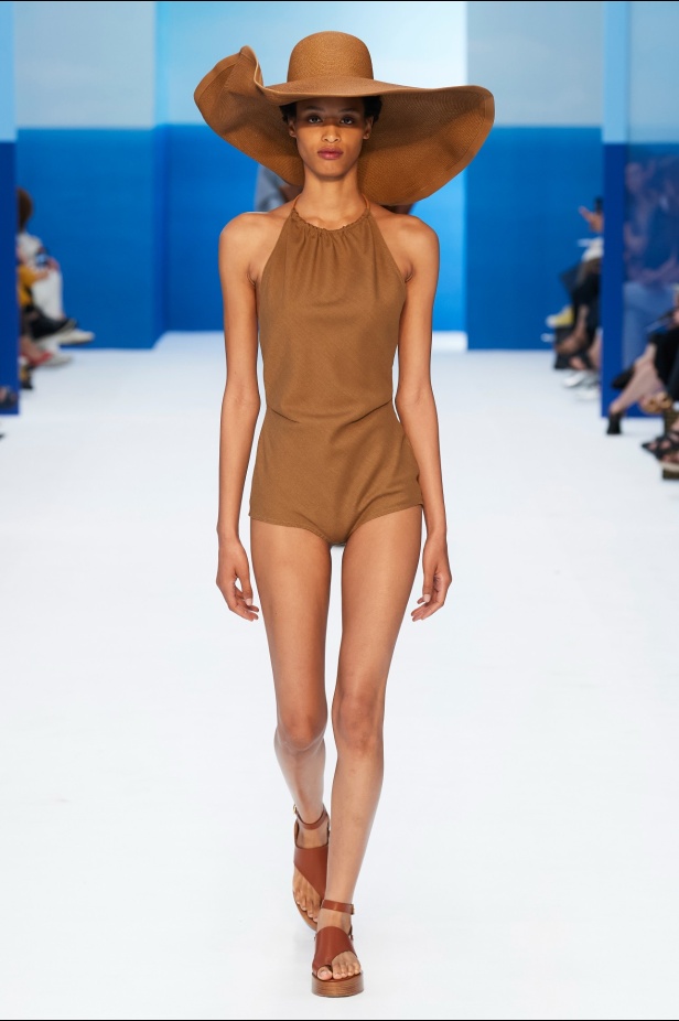 مجموعة Max Mara لموسم ربيع وصيف 2023  تستعرض مفهومي الأنوثة الجديدة والشجاعة