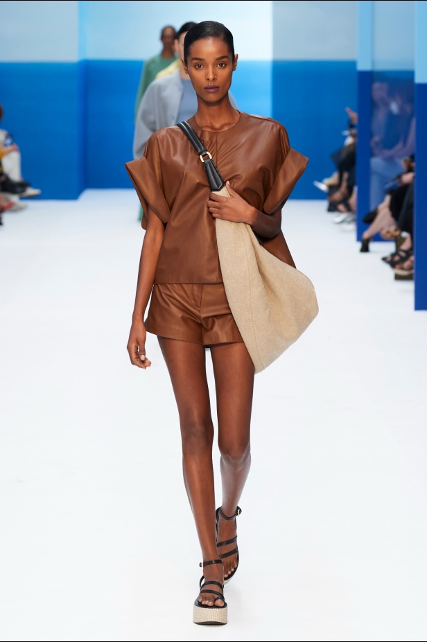 مجموعة Max Mara لموسم ربيع وصيف 2023  تستعرض مفهومي الأنوثة الجديدة والشجاعة