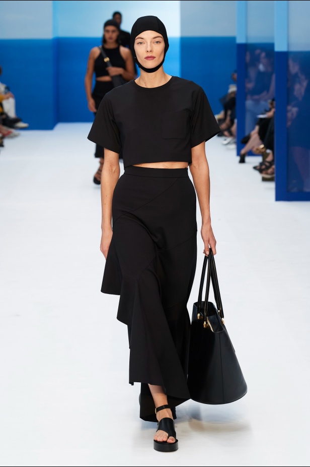 مجموعة Max Mara لموسم ربيع وصيف 2023  تستعرض مفهومي الأنوثة الجديدة والشجاعة