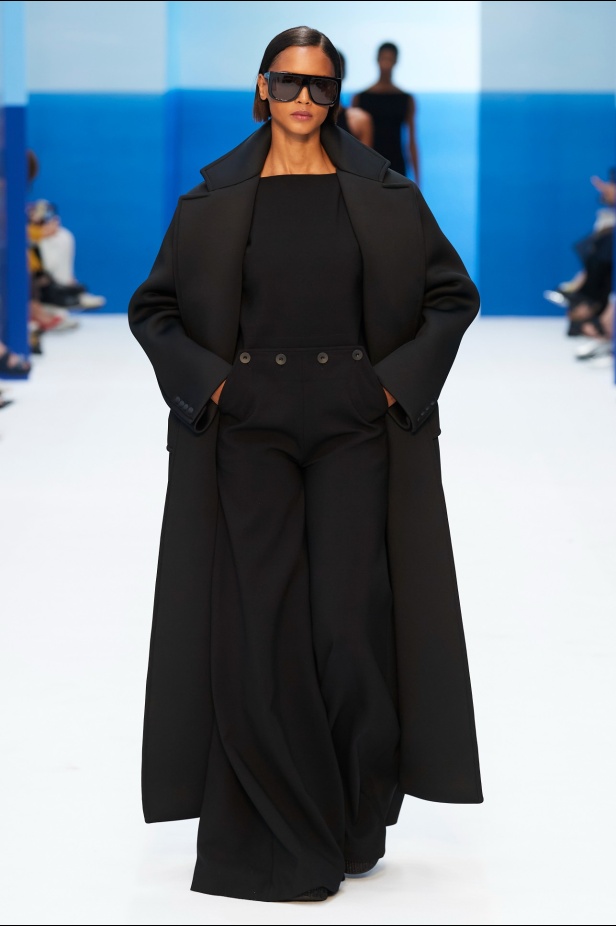 مجموعة Max Mara لموسم ربيع وصيف 2023  تستعرض مفهومي الأنوثة الجديدة والشجاعة