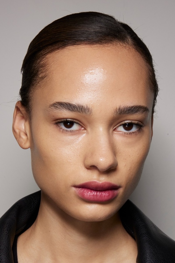 مجموعة Max Mara لموسم ربيع وصيف 2023  تستعرض مفهومي الأنوثة الجديدة والشجاعة