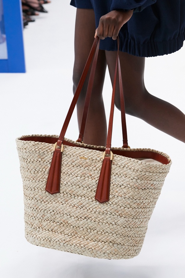 مجموعة Max Mara لموسم ربيع وصيف 2023  تستعرض مفهومي الأنوثة الجديدة والشجاعة