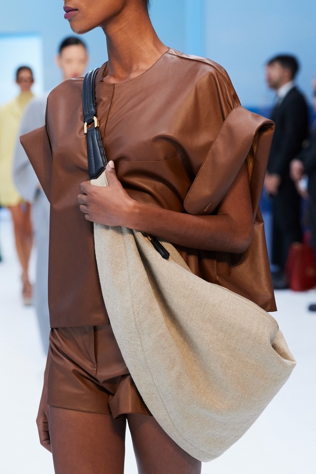 مجموعة Max Mara لموسم ربيع وصيف 2023  تستعرض مفهومي الأنوثة الجديدة والشجاعة