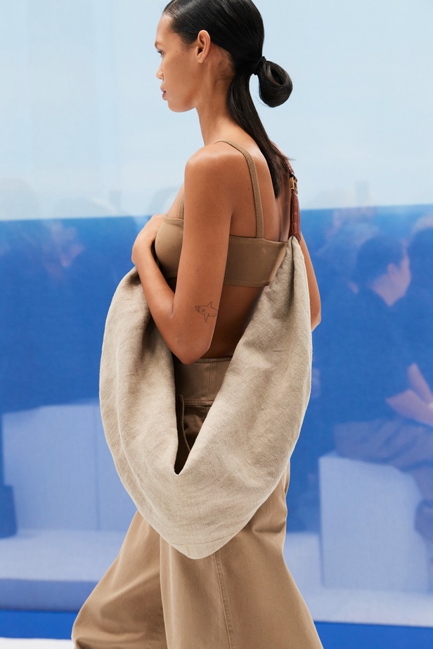 مجموعة Max Mara لموسم ربيع وصيف 2023  تستعرض مفهومي الأنوثة الجديدة والشجاعة