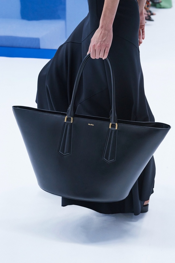 مجموعة Max Mara لموسم ربيع وصيف 2023  تستعرض مفهومي الأنوثة الجديدة والشجاعة