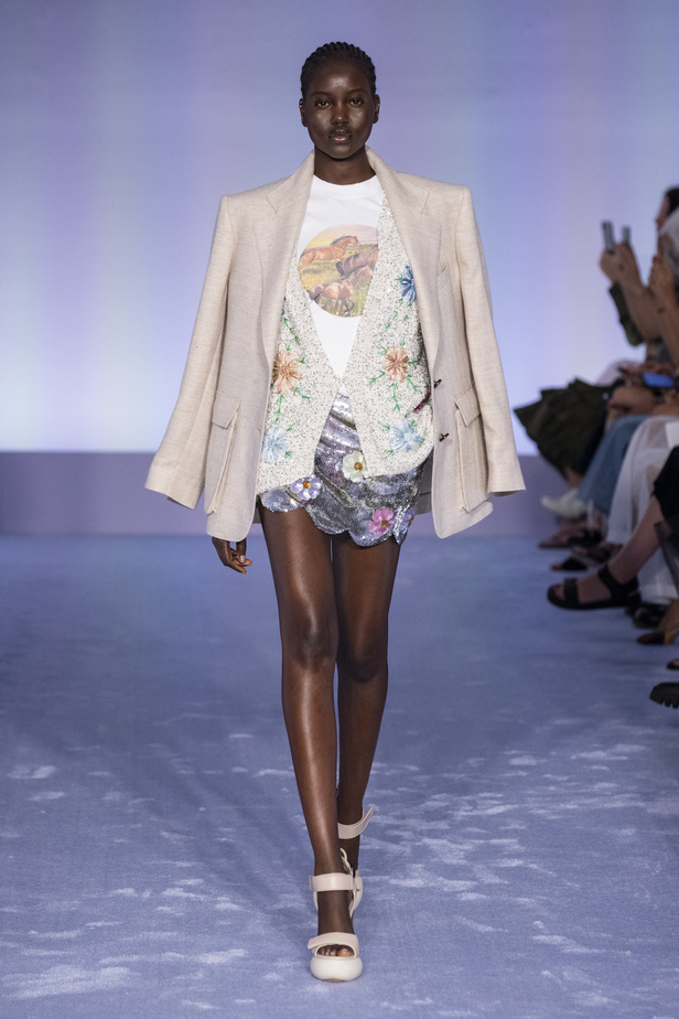 لمسات براقة في عرض Brandon Maxwell لربيع وصيف 2023