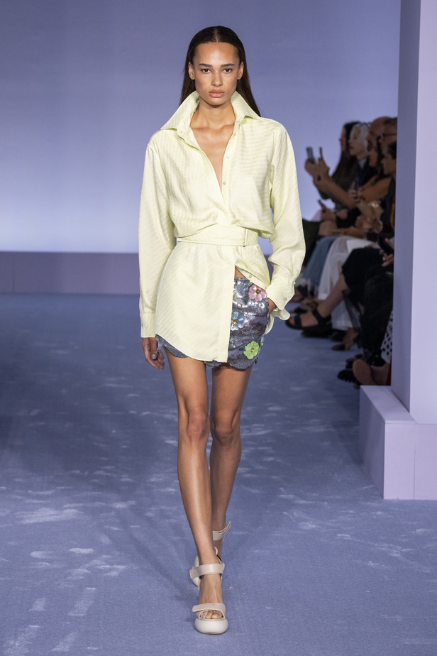 لمسات براقة في عرض Brandon Maxwell لربيع وصيف 2023