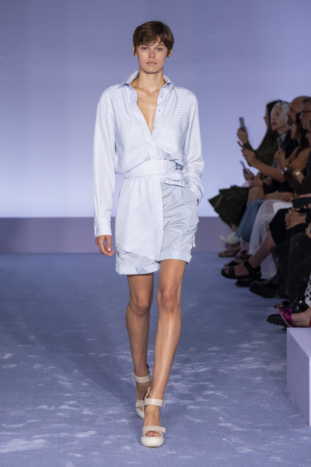 لمسات براقة في عرض Brandon Maxwell لربيع وصيف 2023