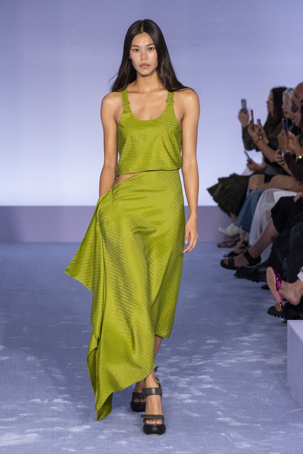 لمسات براقة في عرض Brandon Maxwell لربيع وصيف 2023