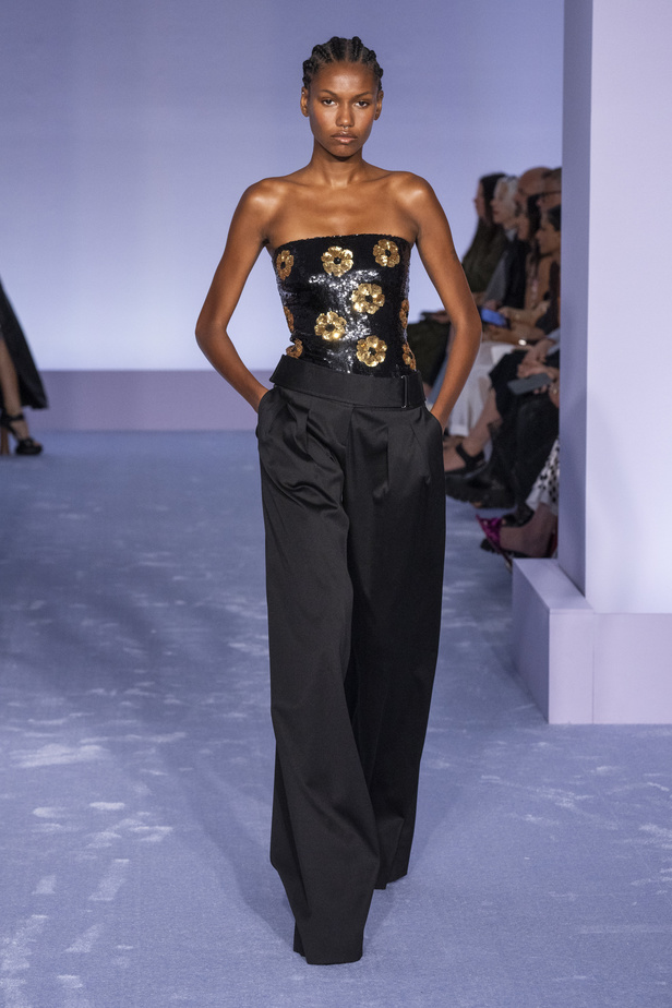 لمسات براقة في عرض Brandon Maxwell لربيع وصيف 2023