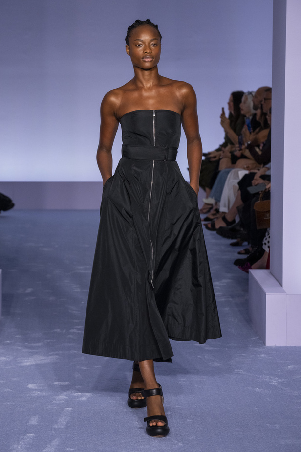 لمسات براقة في عرض Brandon Maxwell لربيع وصيف 2023