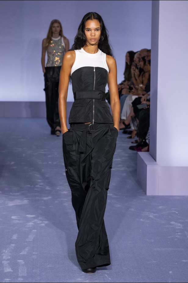 لمسات براقة في عرض Brandon Maxwell لربيع وصيف 2023