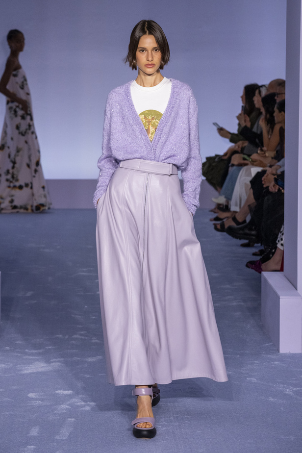 لمسات براقة في عرض Brandon Maxwell لربيع وصيف 2023