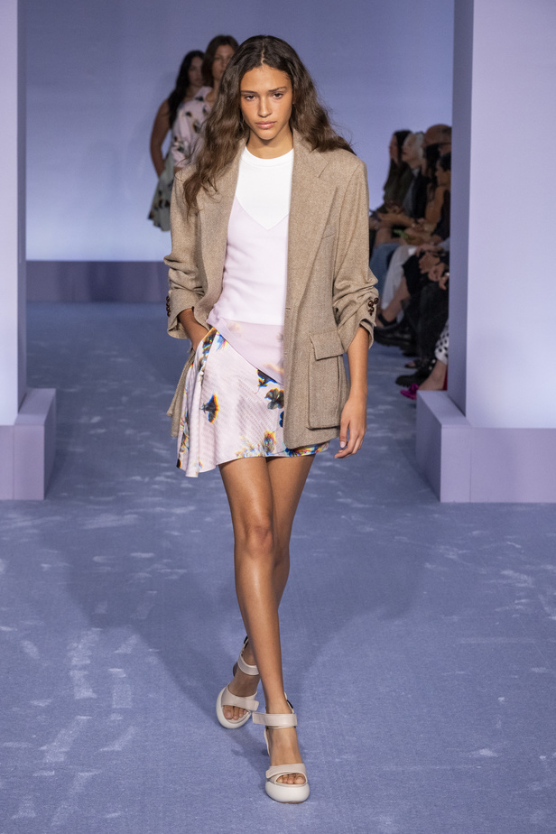 لمسات براقة في عرض Brandon Maxwell لربيع وصيف 2023