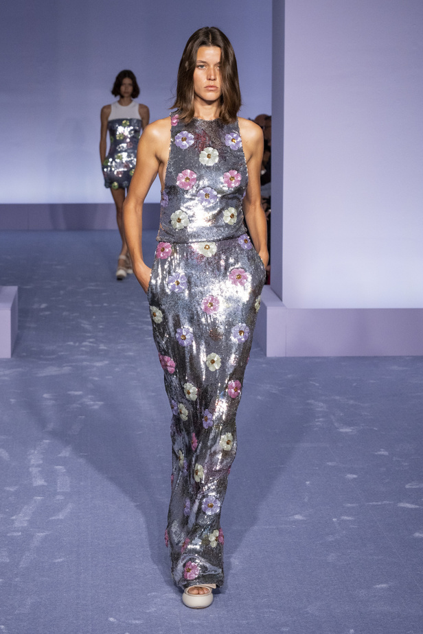 لمسات براقة في عرض Brandon Maxwell لربيع وصيف 2023