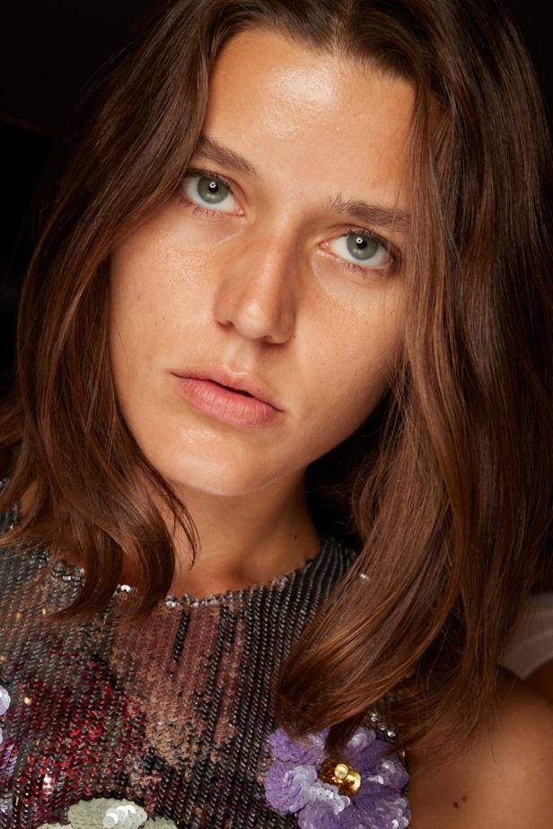 لمسات براقة في عرض Brandon Maxwell لربيع وصيف 2023