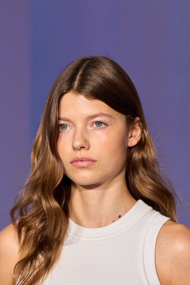 لمسات براقة في عرض Brandon Maxwell لربيع وصيف 2023