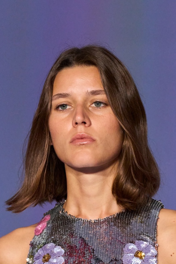 لمسات براقة في عرض Brandon Maxwell لربيع وصيف 2023