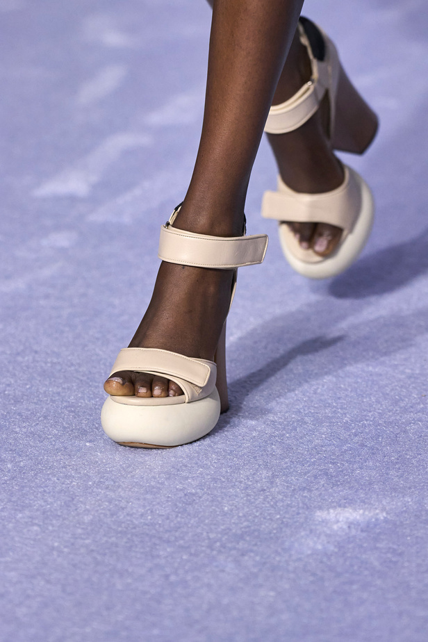 لمسات براقة في عرض Brandon Maxwell لربيع وصيف 2023