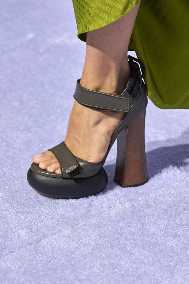 لمسات براقة في عرض Brandon Maxwell لربيع وصيف 2023